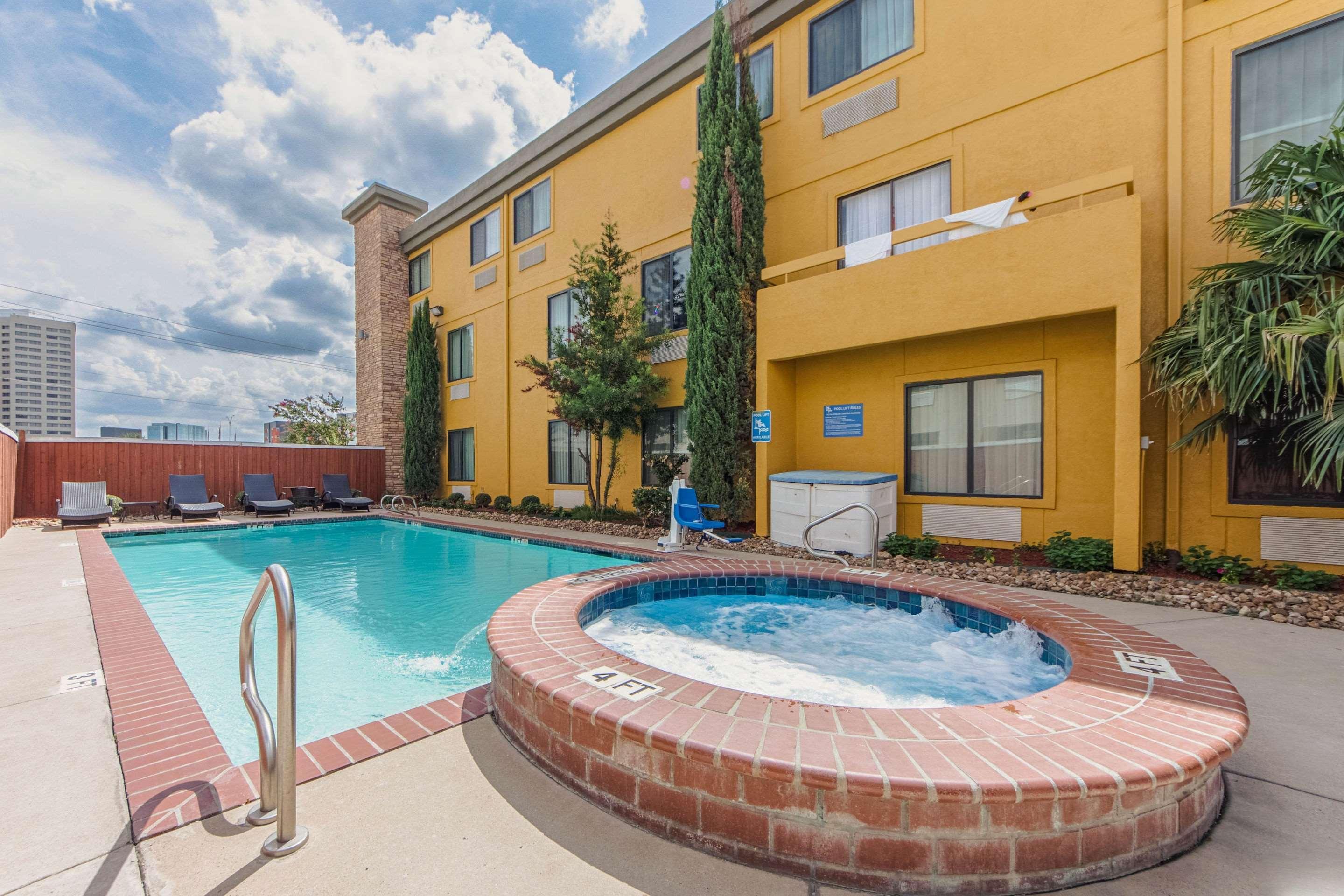 Comfort Inn Dallas Park Central Exterior photo