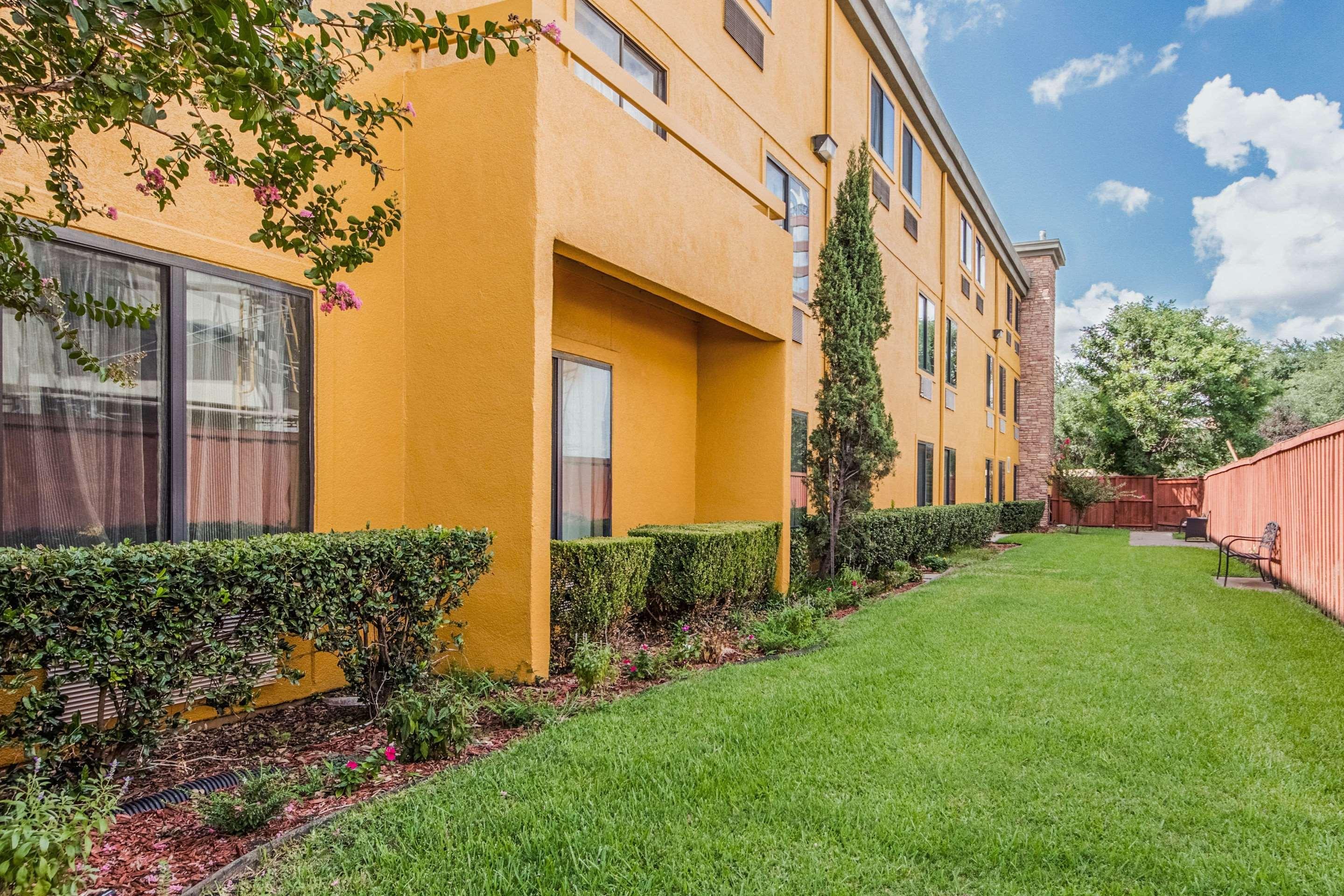 Comfort Inn Dallas Park Central Exterior photo